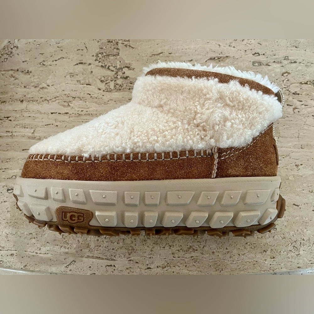 UGG Venture Daze Ultra Mini Cozy Boots booties fuzzy sheepskin platform m6 w7